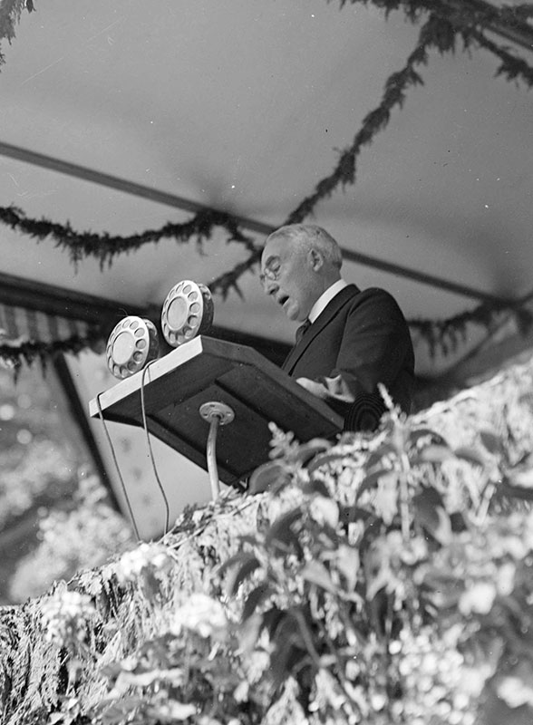 President Harding speaking in Stanley Park, 26 July 1923. Photo by WJ Moore (cropped), City of Vancouver Archives #SGN 943.17. 