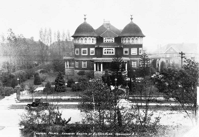 Imperial Palace of the Kanadian Knights of the Ku Klux Klan, aka Glen Brae Manor, 1690 Matthews Avenue, in 1925. Photo by Stuart Thomson, City of Vancouver Archives #99-1494.